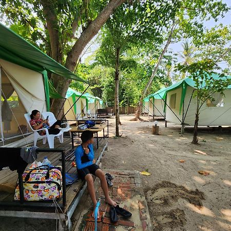 Koh Ngai Camping Restaurant @ Bar Exterior foto